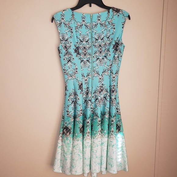 Beautiful dress - Picture 2 of 10